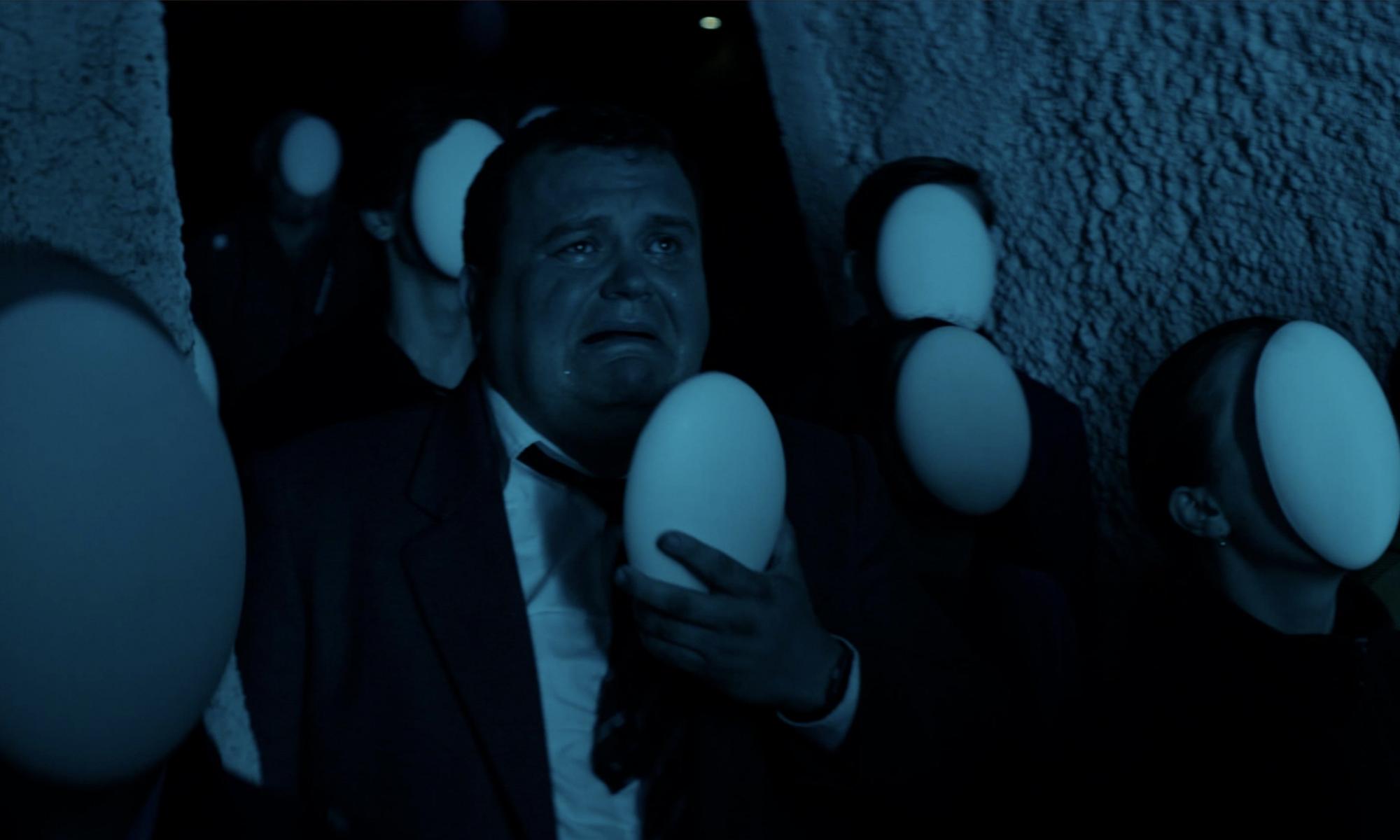 Люди в білих масках: як інкогніто-артист Харфанг поставив на вуха всю країну